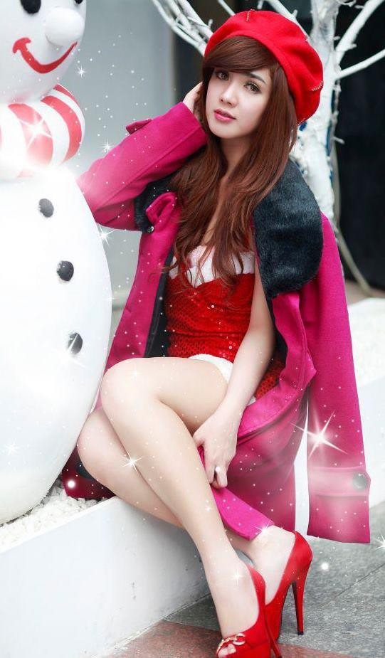 Cô gái vô cùng xinh đẹp này tên Linh Napie. Trong bộ trang phục đỏ thắm ngày lễ Giáng sinh, cô nàng thật kiều diễm, đủ để khiến bất cứ sao nữ Hàn Quốc nào cũng phải ghen tỵ.